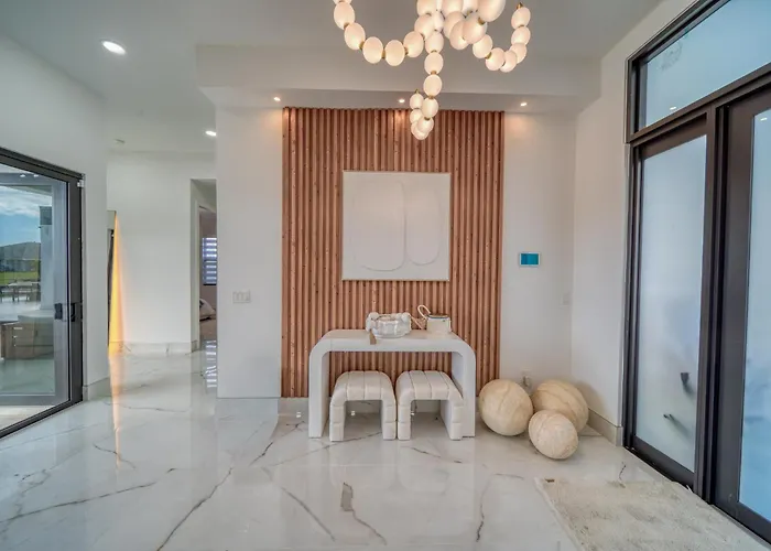 Cozy Modern Villa - Heated Pool & Spa - Bbq - Water View